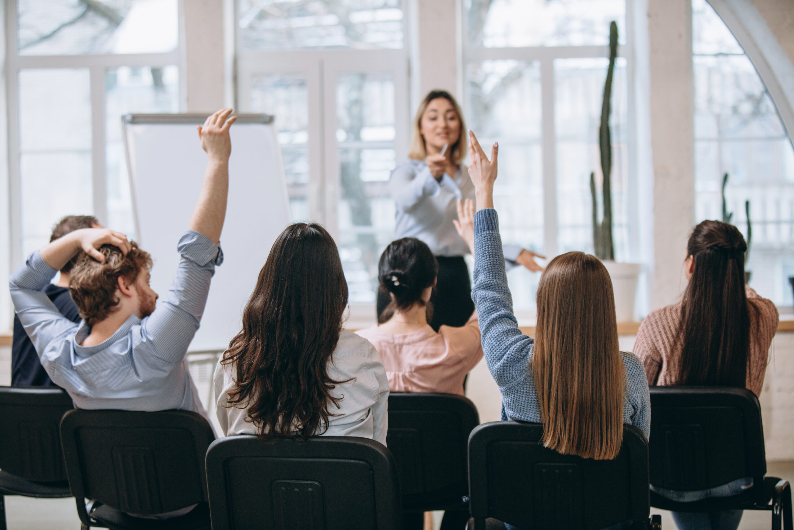 Evoluciona como profesional dentro del entorno empresarial.